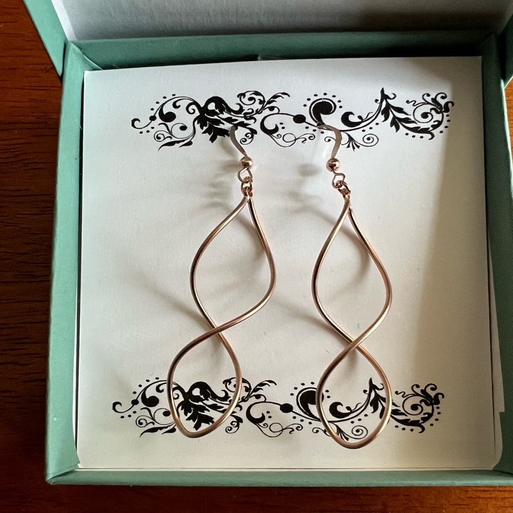 5 for $25 🛍️ item

Handmade rose gold twist earrings in gift packaging NEW